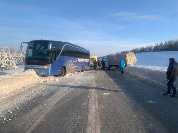 На трассе М7 в Верхнеуслонском районе туристический автобус попал в ДТП