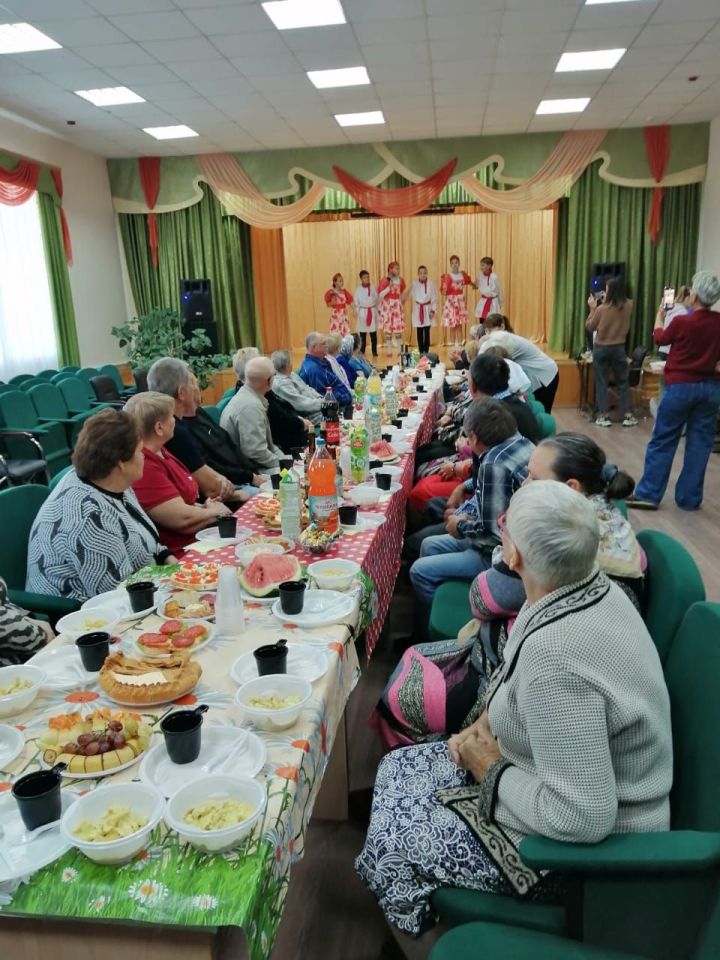 Собрались за общим столом