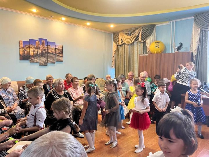 Воспитанники детского сада «Радуга»  поздравили пожилых людей с праздником