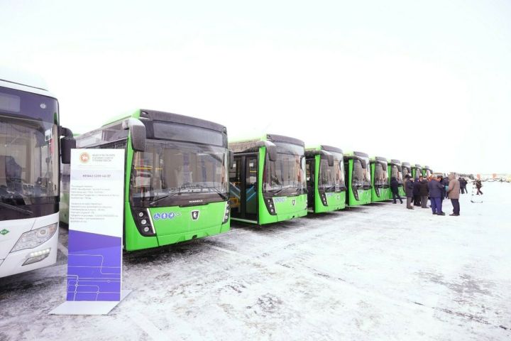 Рустам Минниханов передал районам Татарстана 40 пассажирских автобусов