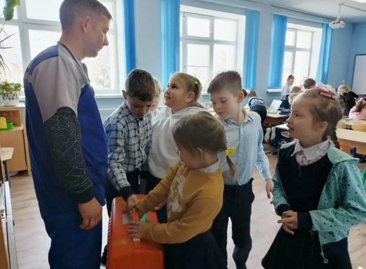 В Камскоустьинской школе прошла встреча с работником скорой помощи