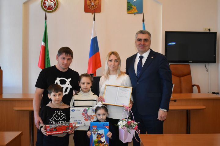 Двум семьям Камско-Устьинского района вручили жилищные сертификаты