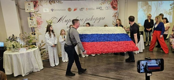 В Москве создали самый большой в мире флаг России из роз