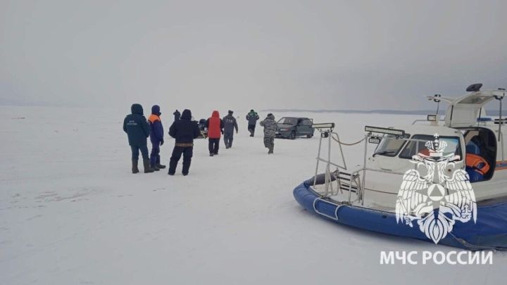 В Татарстане двое мужчин на снегоходе провалились под лед