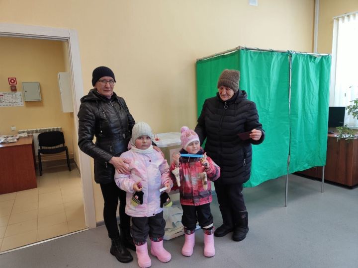 Семьи Камско-Устьинского района голосуют на избирательных участках