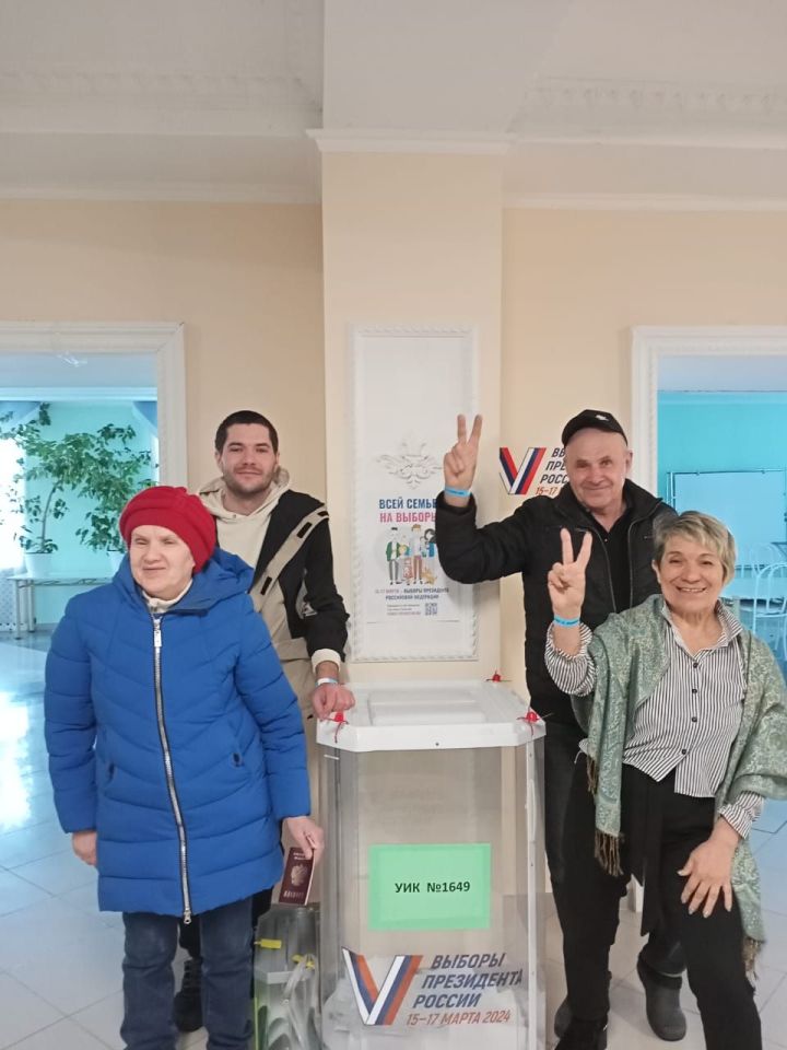 Украинка голосует на выборах Президента России
