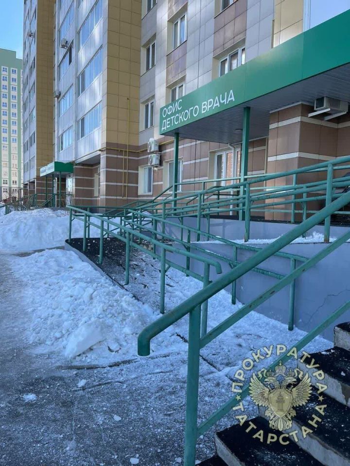 В Альметьевске снег упал на мужчину с пятимесячным ребенком