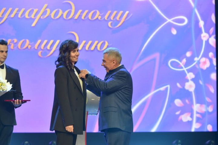 Минниханов вручил ряд государственных наград республики представительницам прекрасного пола