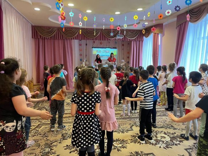 Ученицы Камскоустьинской школы посетили подшефный детский сад «Радуга»