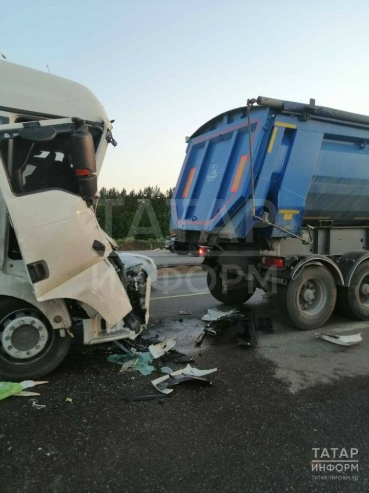 На платной трассе М12 столкнулись три грузовика