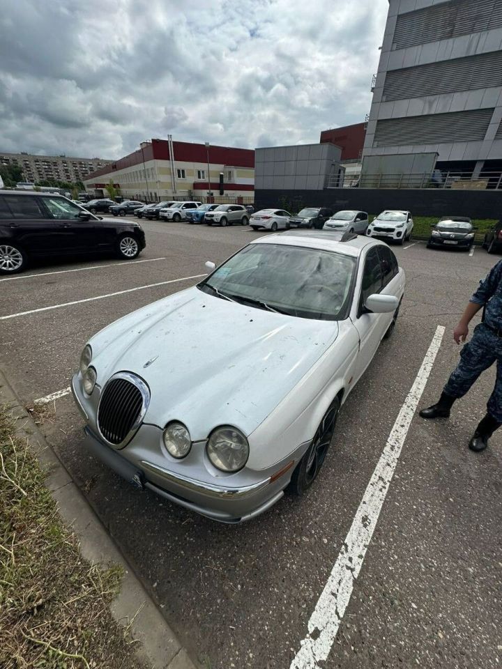 Мужчина выплатил долг, чтобы не потерять Jaguar