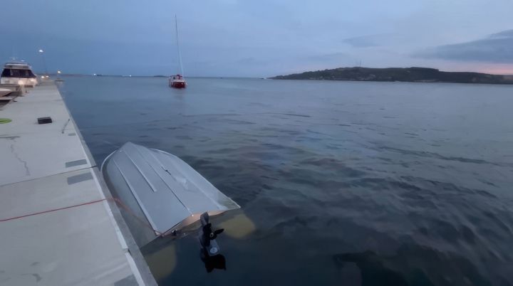 На Волге лодка влетела в пирс и перевернулась