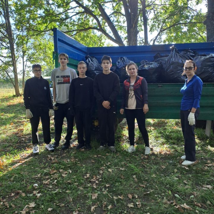 Чистоту и порядок навели камскоустьинские школьники
