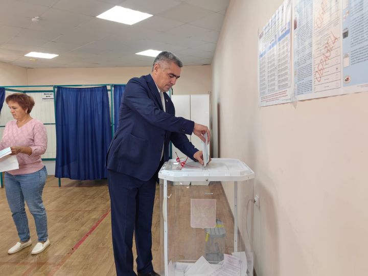 На одном из участков Камского Устья голосовал глава района Наиль Вазыхов.