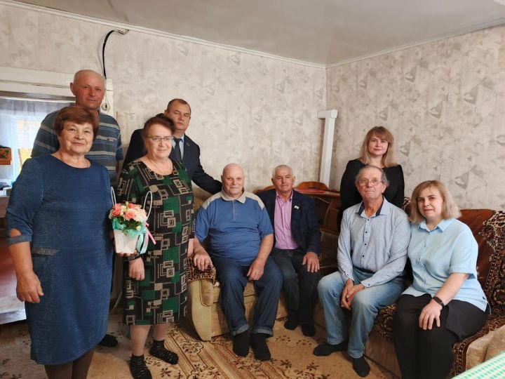 Поздравления принимает ветеран труда