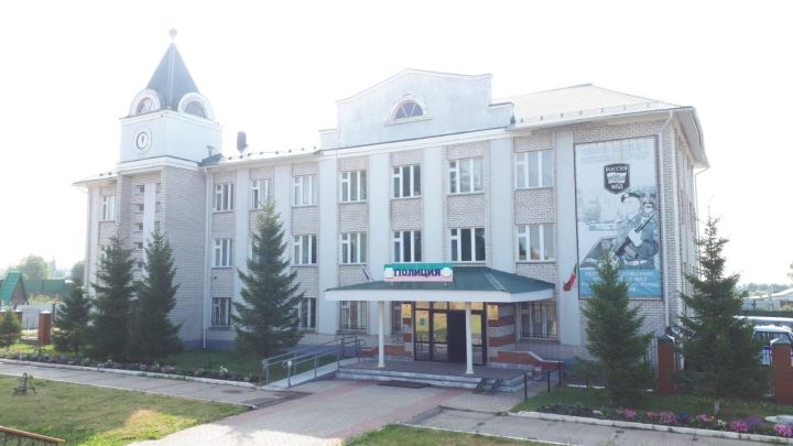 Поздравляют камскоустьинских защитников правопорядка