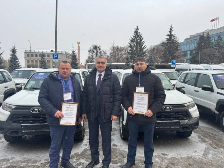 Рустам Минниханов вручил новые автомобили главам сельских поселений Камско-Устьинского района