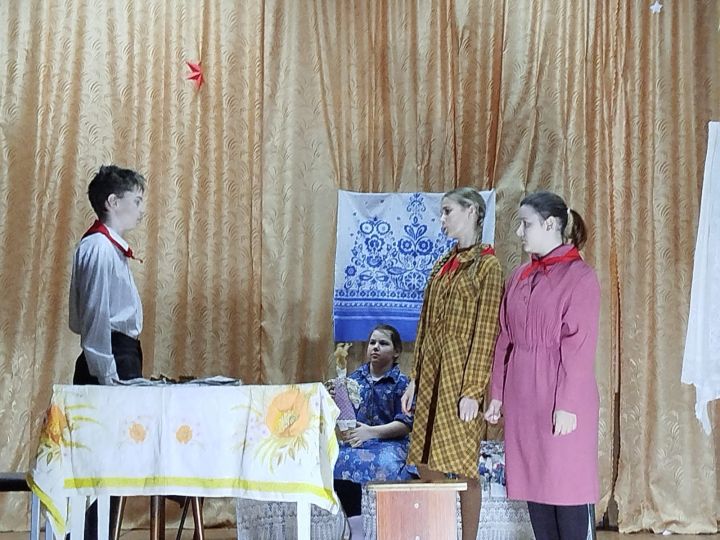 Осинники: на сцене юные герои и Знамя Победы