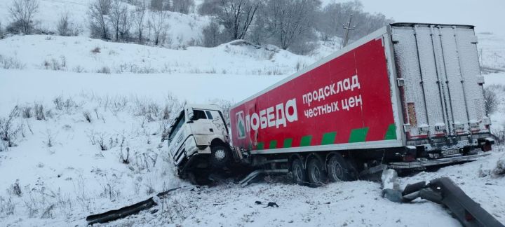 В Татарстане водитель грузовика уснул за рулем