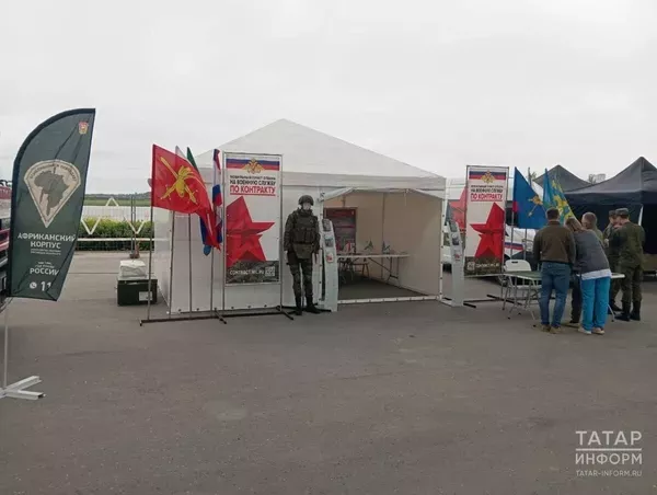 В парке Урам на Дне молодежи работает мобильный пункт отбора на службу по контракту