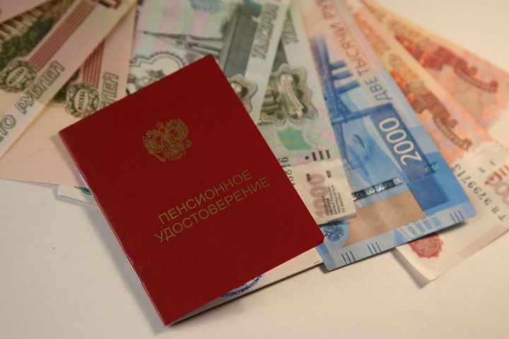 Август принесет работающим пенсионерам прибавку к пенсиям