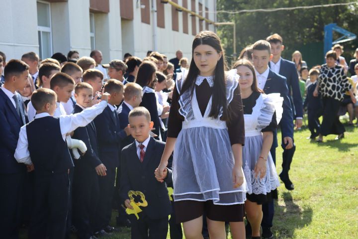 В Камско-Устьинской татарской школе нарядных первоклассников проводили на первый урок