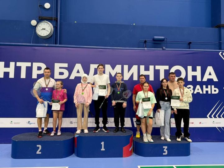 Камское Устье на пьедестале: семья Вахитовых завоевала бронзу турнира по бадминтону