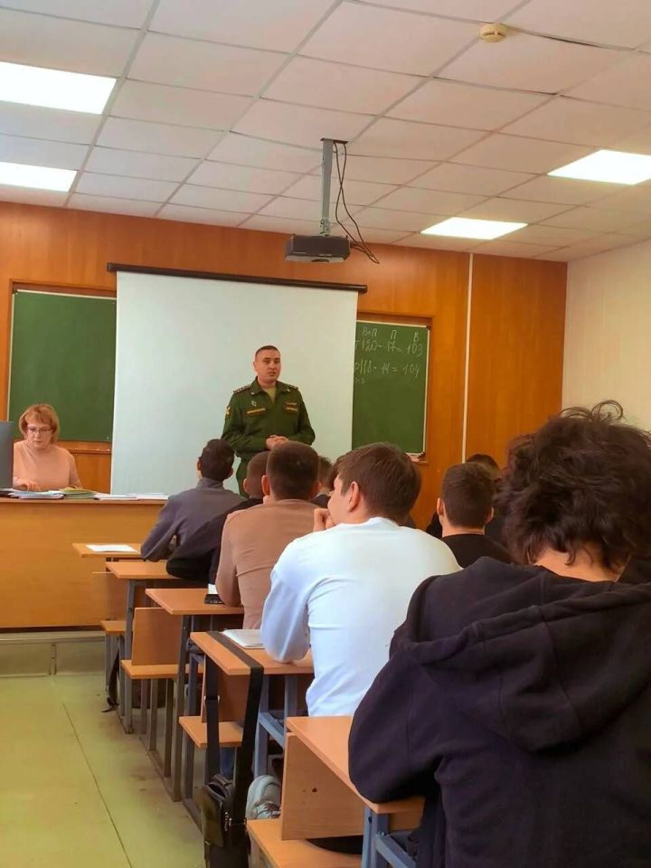 Как Татвоенкомат проводит беседы со студентами колледжей о службе по контракту в Войсках беспилотных систем