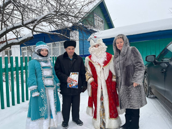 Ученики Большекляринской школы поздравили с Новым годом ветеранов педагогического труда