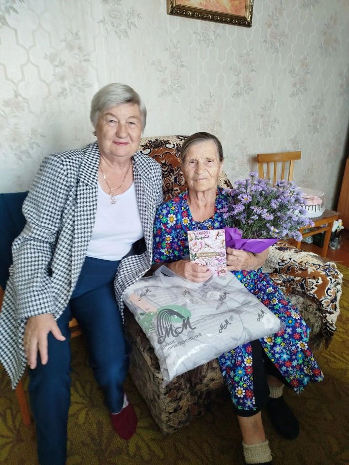 С юбилеем поздравили труженицу и неравнодушную к жизни жительницу Камского Устья