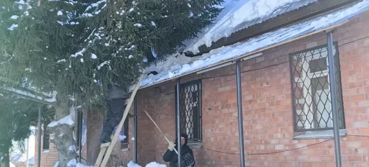 Оттепель повышает риск схода снега с крыш