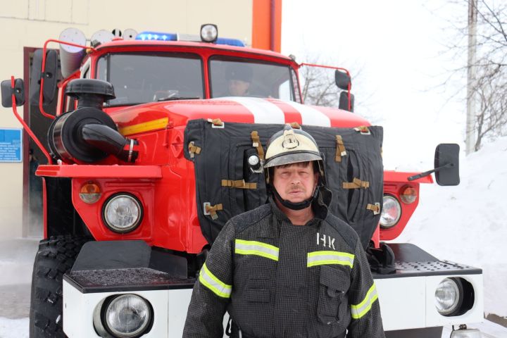 В Камском Устье сотрудника пожарной части проводили на пенсию после 28 лет службы