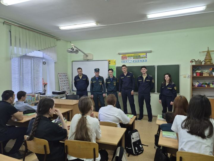 Выпускники Камскоустьинской школы стали проводниками в мир гражданской защиты для нынешних учеников