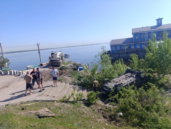 На паромной переправе в Верхнем Услоне автокран протаранил легковушку