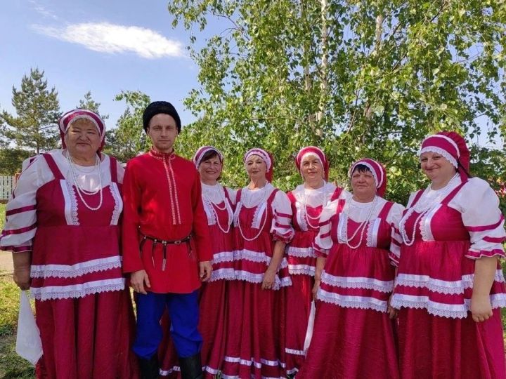 Россияночкам из Русских Буртас возраст для творчества не помеха