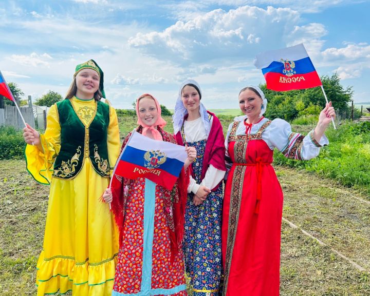 Камскоустьинцы приняли участие во Всероссийской акции «Надень народное на День России»