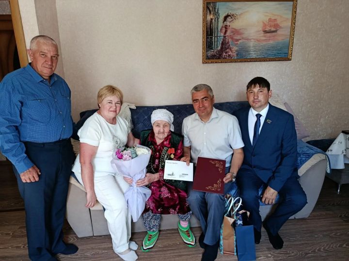 Жительница деревни Большие Кармалы отметила 95-летие