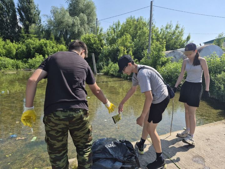 Школьники Камского Устья зарабатывают первые деньги и наводят порядок в поселке