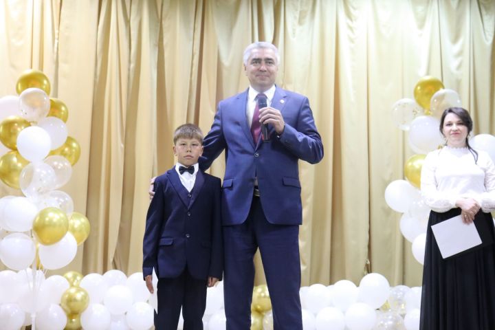 Сәхнәгә районның иң талантлы йолдызчыклары чыкты