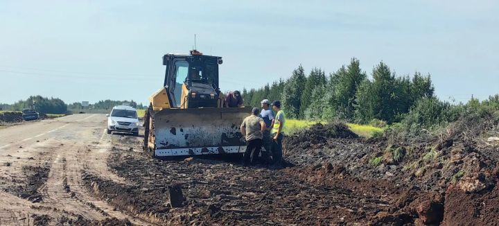 В Камско-Устьинском районе ведутся дорожные работы сразу на нескольких участках
