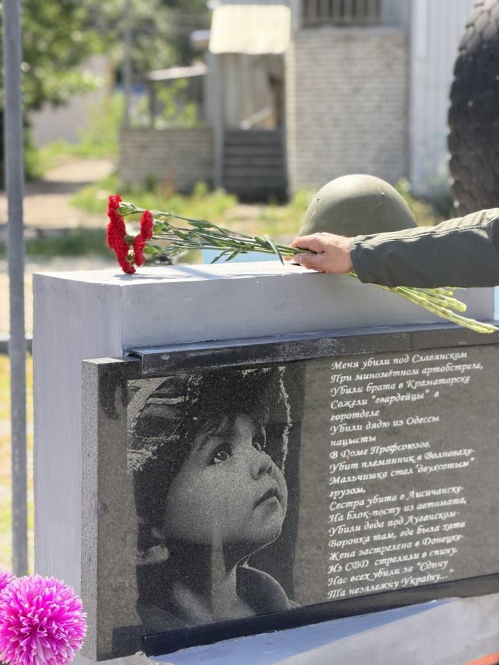 Ринат Садыков почтил память освободителей Лисичанска в четвертую годовщину освобождения города