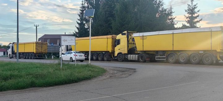 В Камском Устье большегрузы окружили детское учреждение