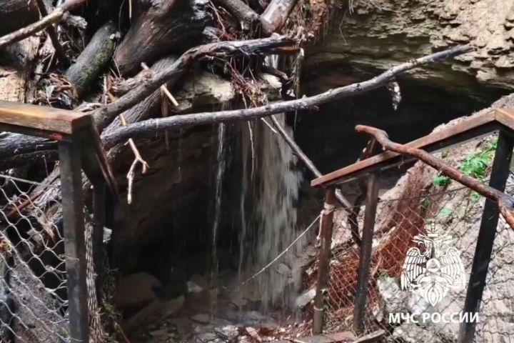 10 человек едва не затопило в Юрьевских пещерах