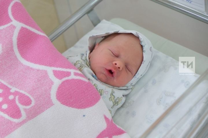 С заботой о самых маленьких: более тысячи новорожденных в Татарстане получили подарки от республики