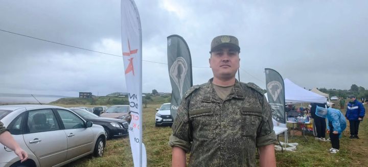 Мальчишки разбирали АКМ и примеряли бронежилеты