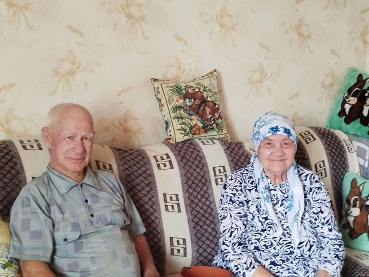 Алтмыш елга якын бергә