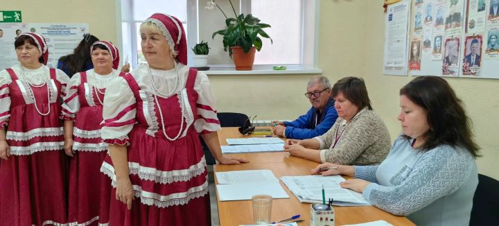 Ансамбль из Русских Буртас в полном составе пришел на избирательный участок