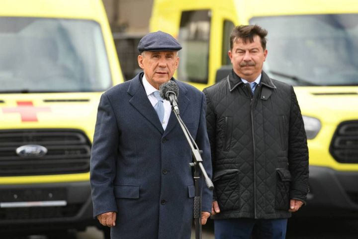 Рөстәм Миңнеханов Татарстан районнарына 70 ашыгыч ярдәм машинасы тапшырды